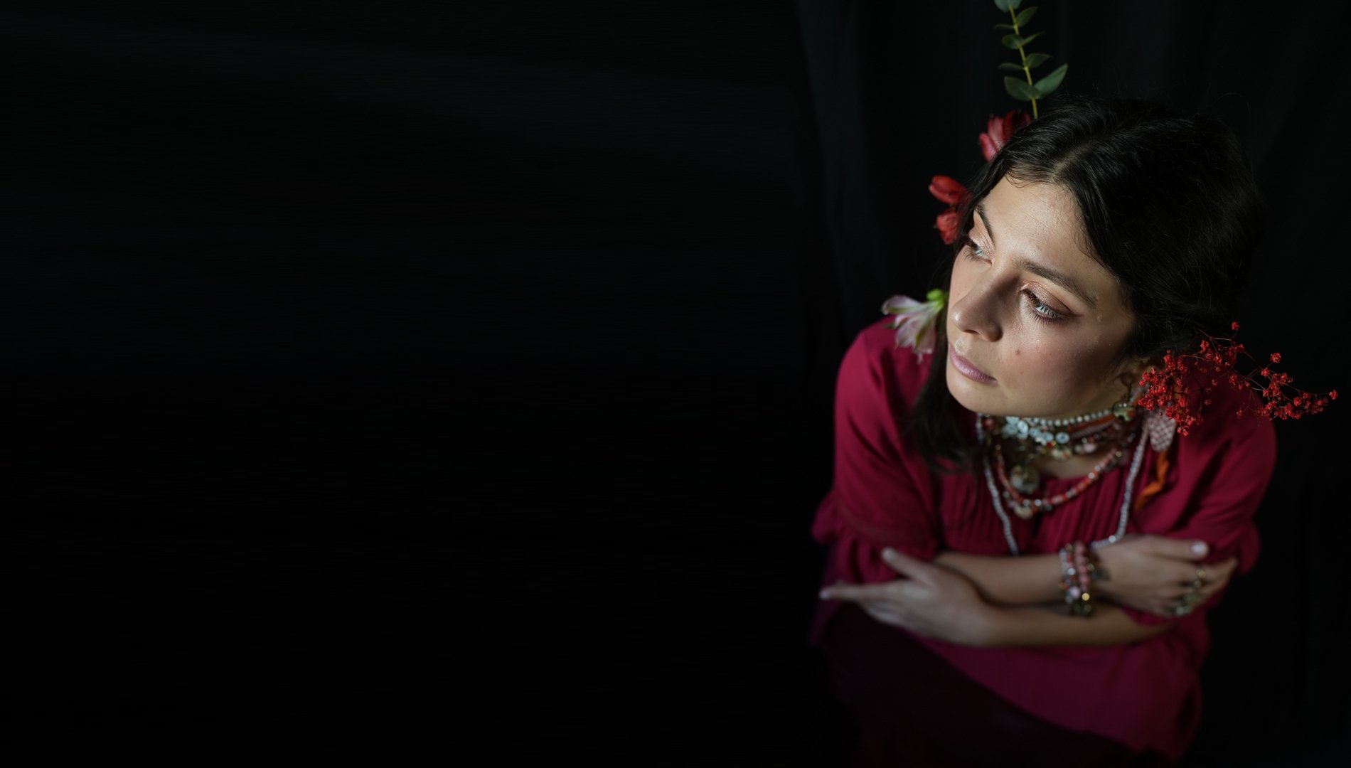 Ludico, il soffio lieve dell' infanzia che persiste,
una risata che danza sulle onde del tempo
