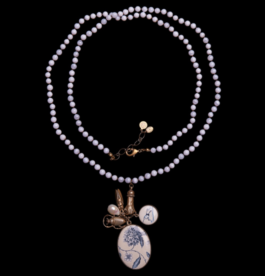 COLLANE | Fantasia  | Collana in calcedonio con porcellane e ciondoli