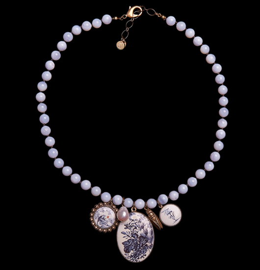 COLLANE | Fantasia  | Collana in calcedonio con porcellane e ciondoli