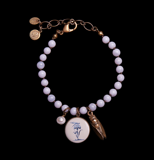 BRACCIALI | Fantasia  | Bracciale in calcedonio con porcellane e ciondoli 