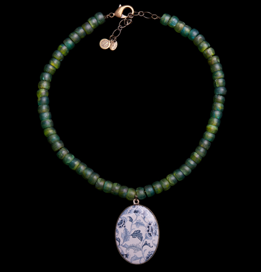 COLLANE | Fantasia  | Collana vetro satinato con medaglione porcellana 