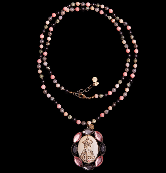 COLLANE | Sacro e Profano | Pietre multicolor con medaglione in porcellana