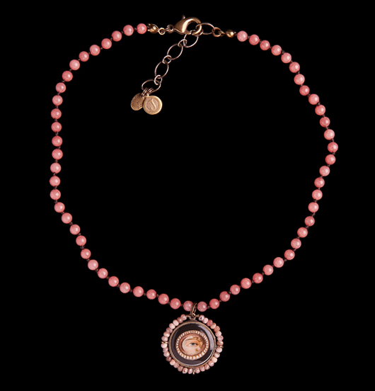 GIROCOLLO | Sacro e Profano | Girocollo giada rosa con ciondolo in porcellana 