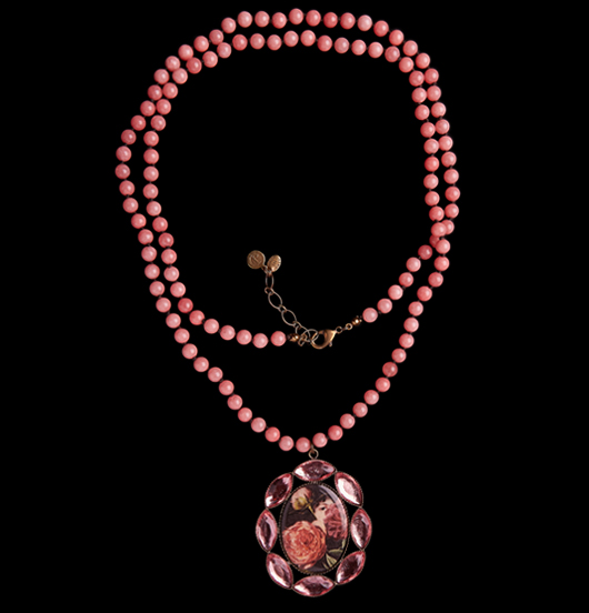 COLLANE | Sacro e Profano | Collana in giada rosa  con medaglione in porcellana e cristalli
