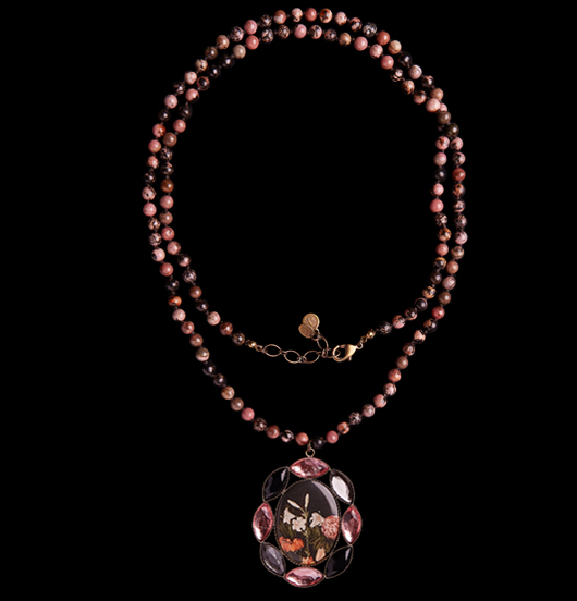 COLLANE | Sacro e Profano | Collana in rodonite con medaglione in porcellana e cristalli