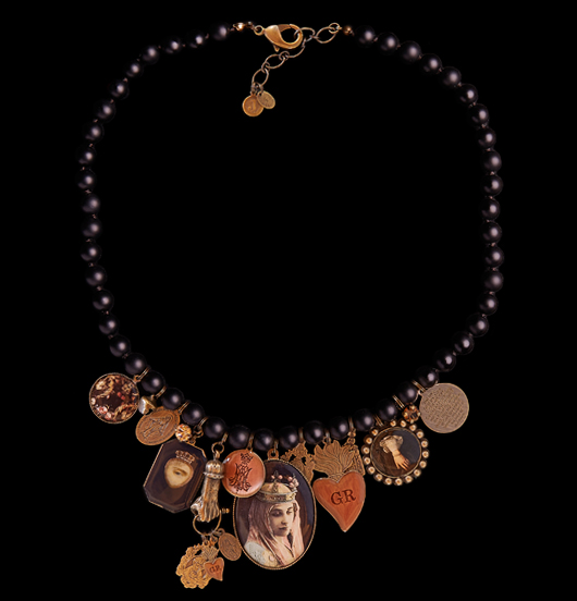 COLLANE | Sacro e Profano | Collana in onice con ciondoli in ottone, porcellana e resine 