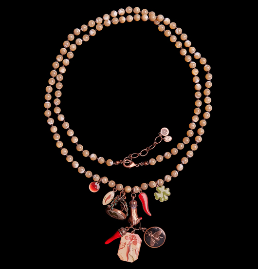 COLLANE | Sacro e Profano | Collana in madreperla con  pugno di ciondoli portafortuna 
