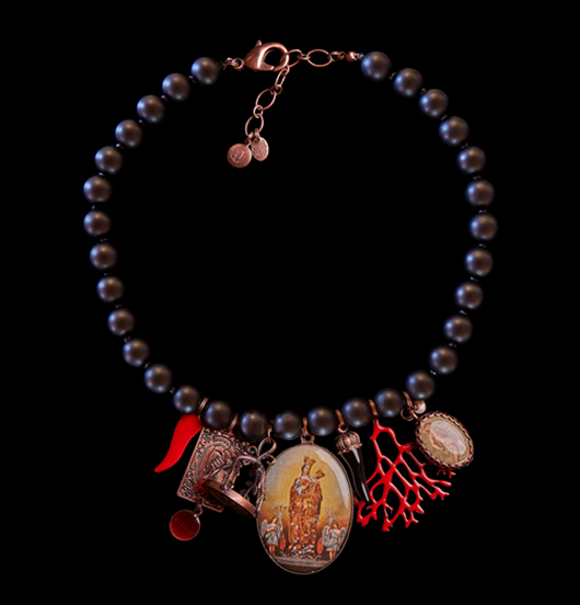 GIROCOLLO | Sacro e Profano | Girocollo  onice con ciondoli portafortuna