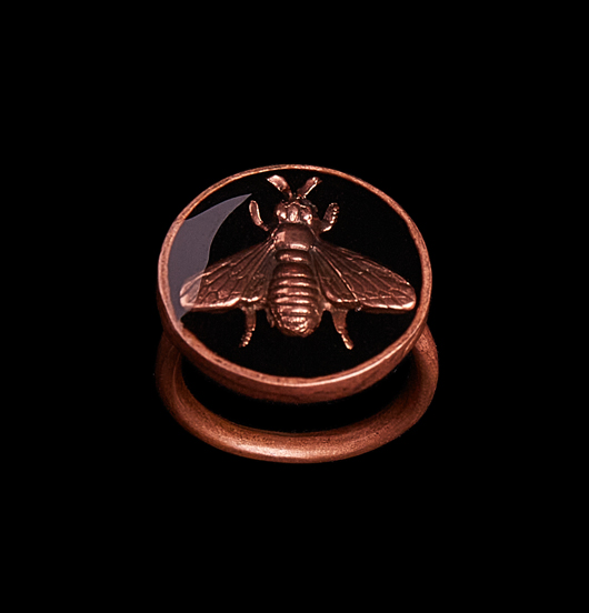 ANELLI | Sacro e Profano | Anello cammeo con ape