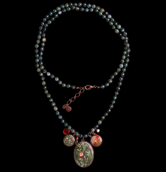 COLLANE | Sacro e Profano | Collana con medaglioni in porcellane e ciondoli portafortuna 