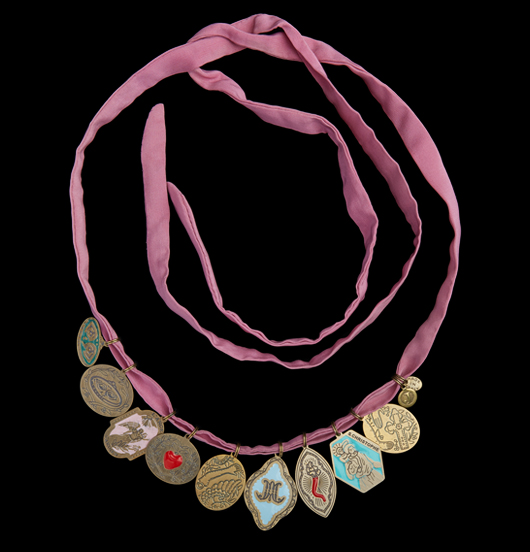 TESSUTO | Sacro e Profano | Nastro seta con ciondoli 