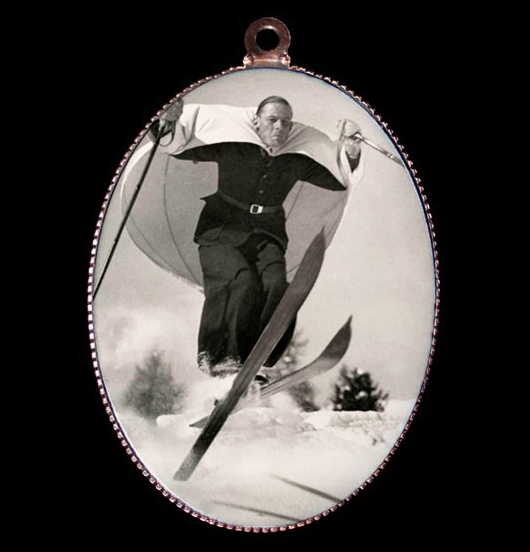 Medaglione in porcellana con sciatore in salto in bianco e nero, per amanti dello sci, della montagna, degli sport invernali
