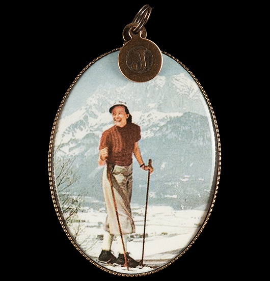 Medaglione in porcellana con sciatrice per amanti dello sci, della montagna,  del freddo, dell'inverno
